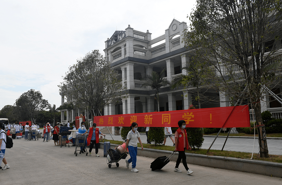 惠能中学华侨中学实验小学▲交通志愿者早早到岗,为开学保驾护航新