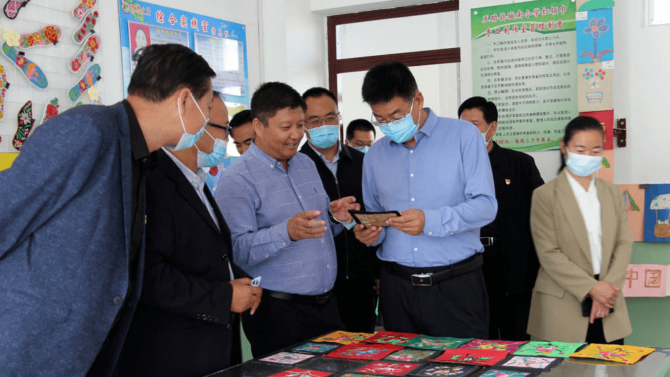 在县职业学校,强建海,王国栋一行深入到实训教室,阅览室,师生食堂