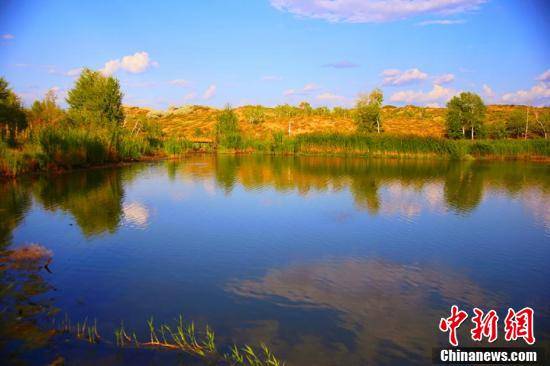 新疆白沙湖景区湖水湛蓝 美不胜收