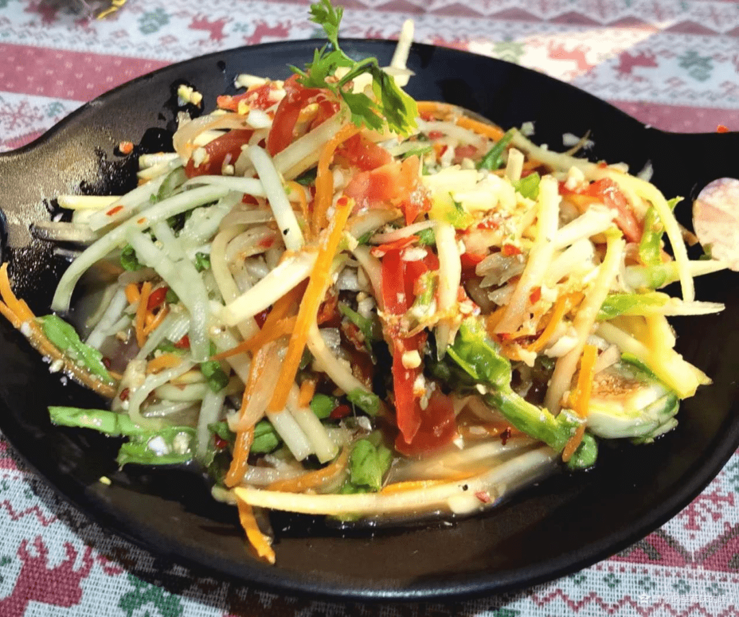 清甜的菠萝饭与糯米饭2.酸辣爽口的傣味舂鸡脚1.