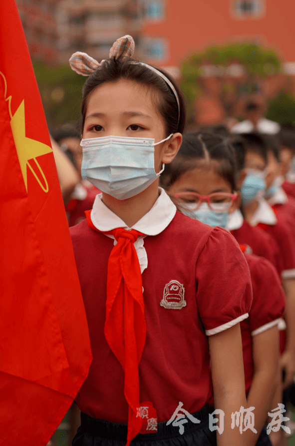 南充十中开学千余名新生走红毯