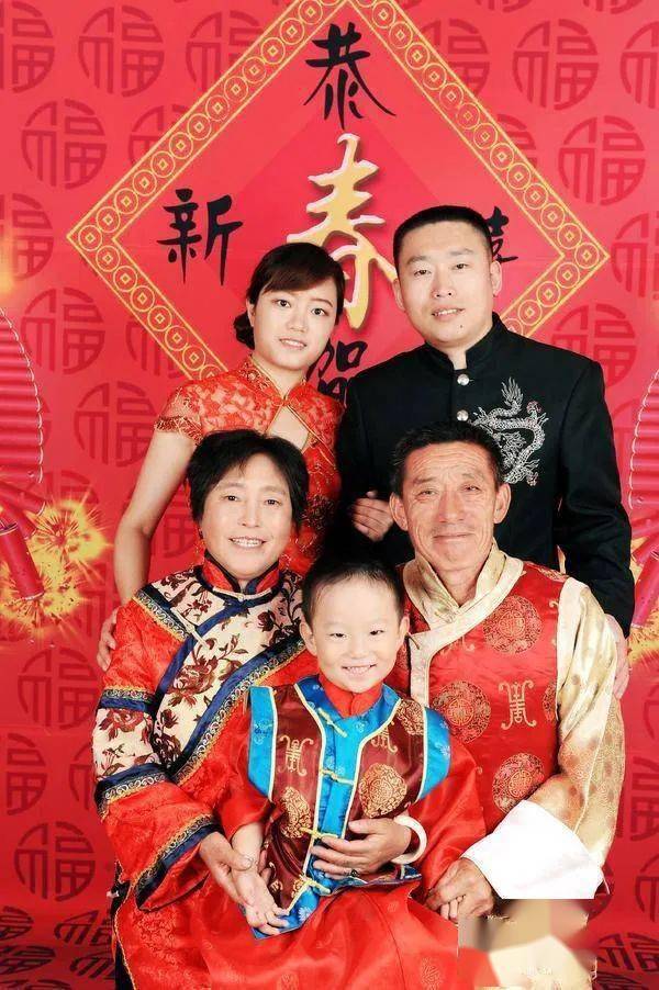 全家福.后排:儿媳隋文平,儿子胡保友;中:朱美玲,胡孝帮;前排:小孙子.