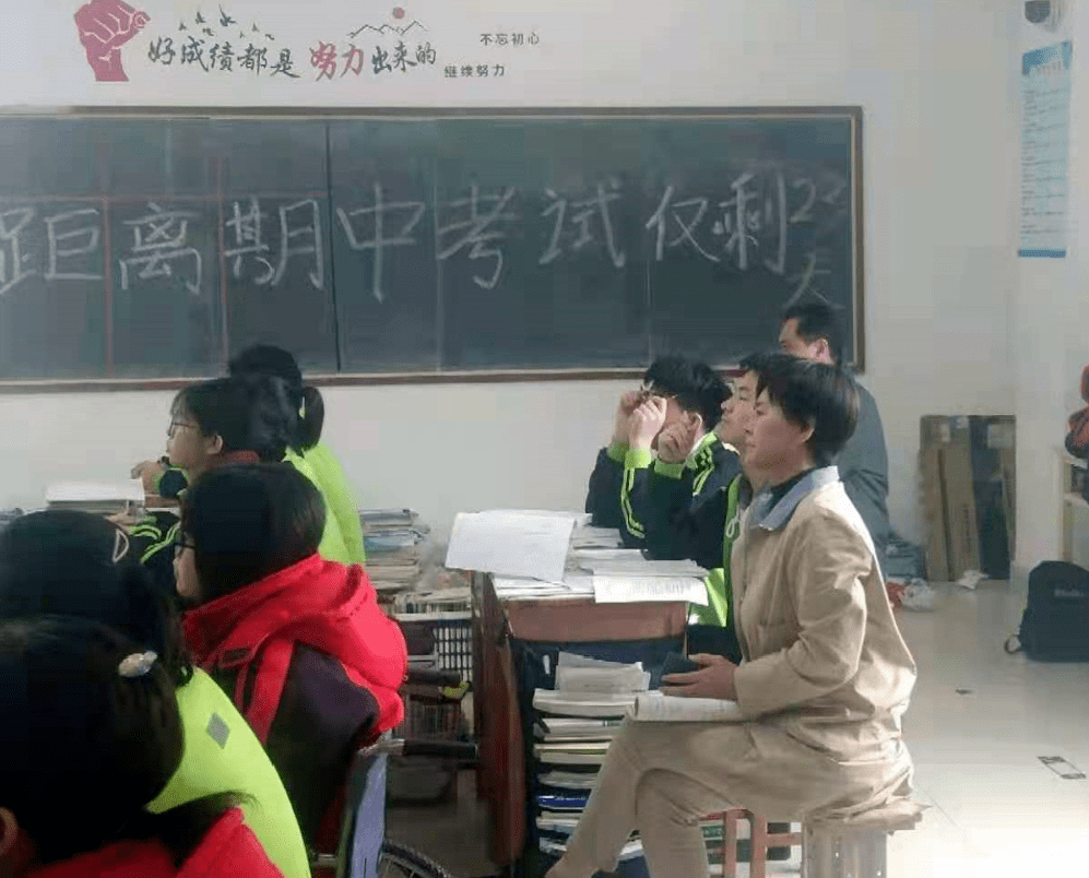 随堂听课在县委县政府的大力支持下,杨华积极改善办学条件,2016年更新