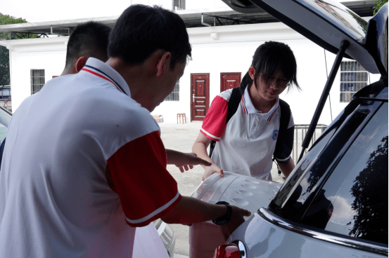 新生活——桂林十八初(东环)初二,初三学生返校报到日_十八中学