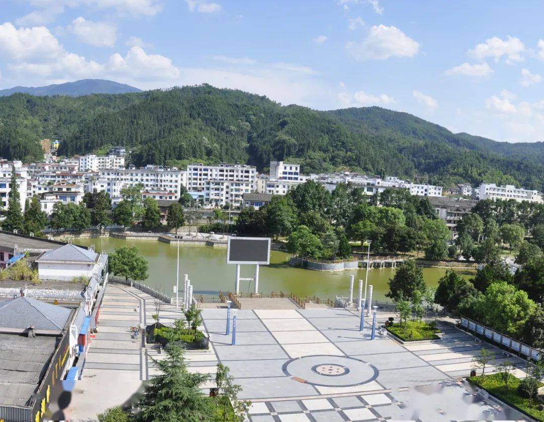 要知道铜鼓县城中央西湖广场上的这面大电视,不论