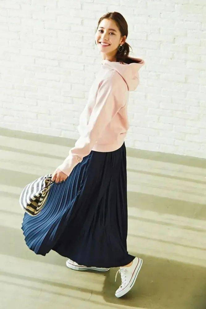 高跟|初秋搭配正确打开方式“卫衣＋裙子”，赶快get起来！