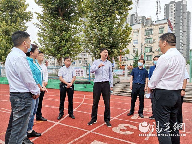汉滨区政府代区长吴大林检查学校秋季开学工作