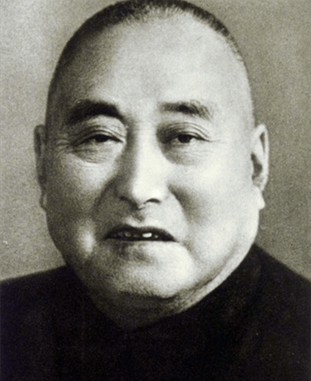 黄炎培听着他们在谈论着自己的儿子,想起了黄竞武之前是为了掩护他而