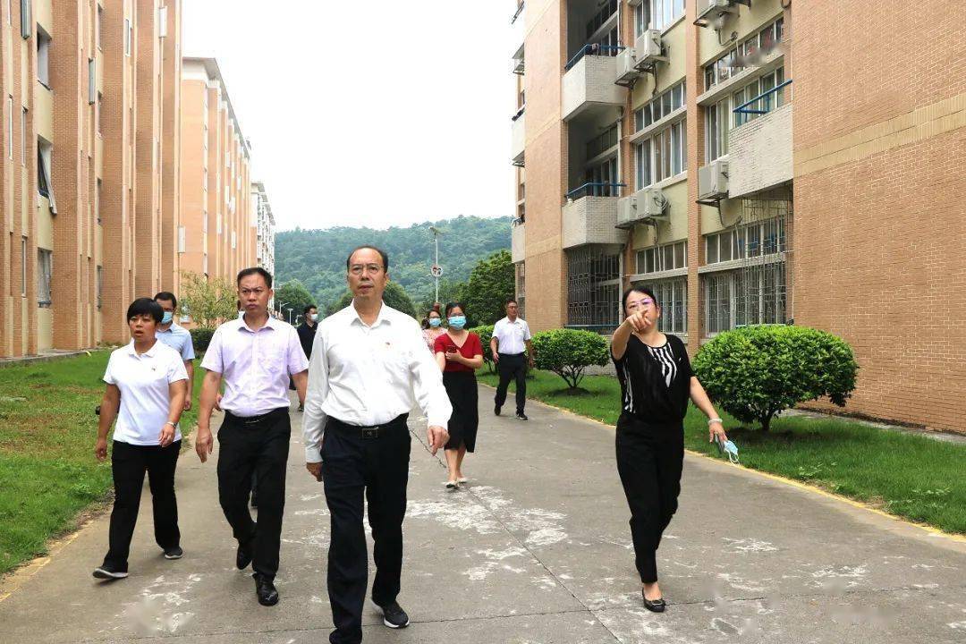 钟沛东:确保学校各项工作安全,有序,到位