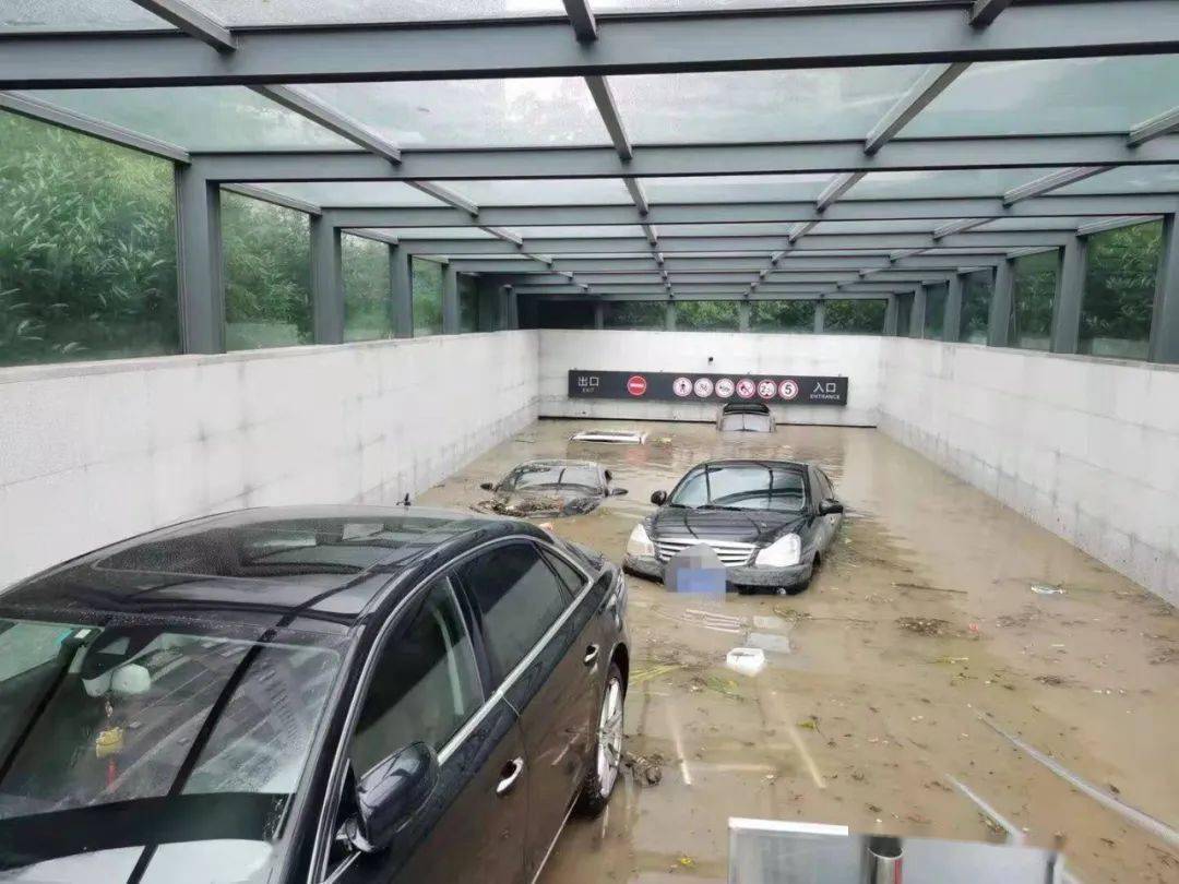 郑州豪宅小区瀚海晴宇地下车库被淹业主称损失达数亿元办事处工作组已