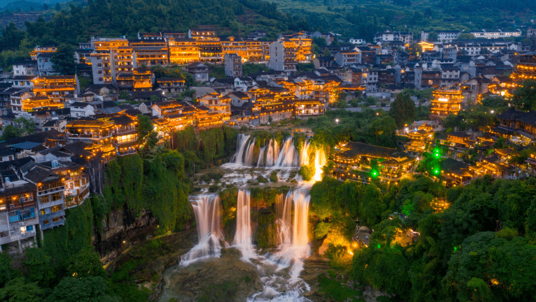 夜色中的永顺县芙蓉镇美不胜收.▲凤滩水电厂.