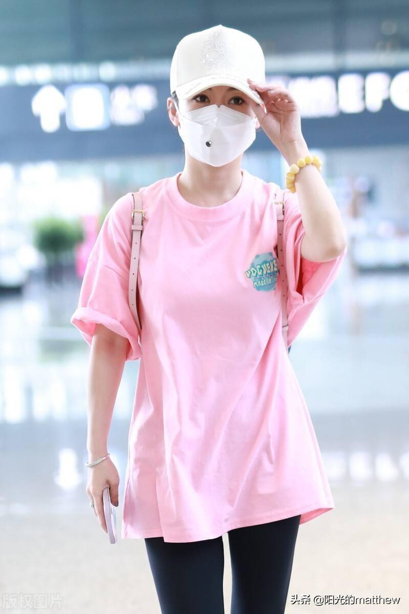 街拍潘晓婷穿粉色短袖戴米白色棒球帽青春活力