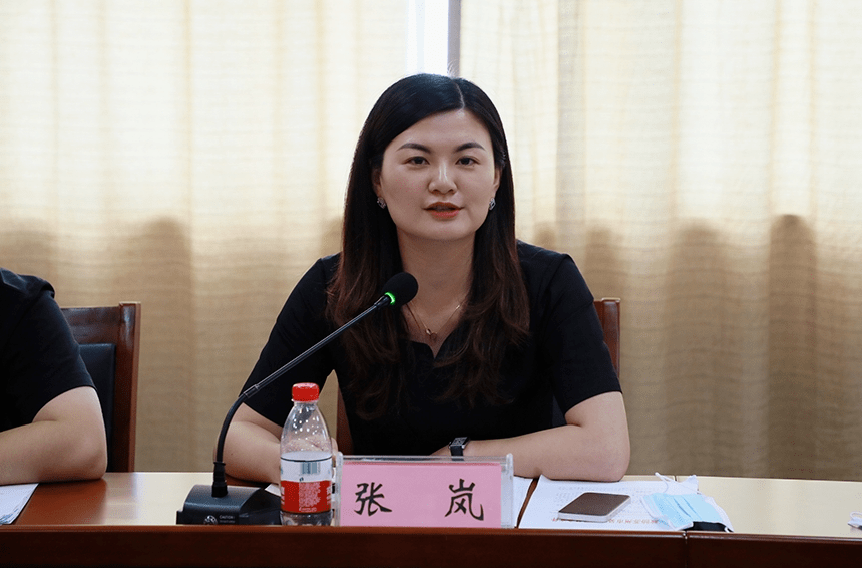 镇党委副书记,政协工委主任张岚鼓励全镇政协委员积极履职尽责,在整个