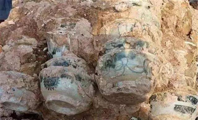 重庆发现一清朝古墓:墓室全部用青花瓷砌成,专家估值上亿