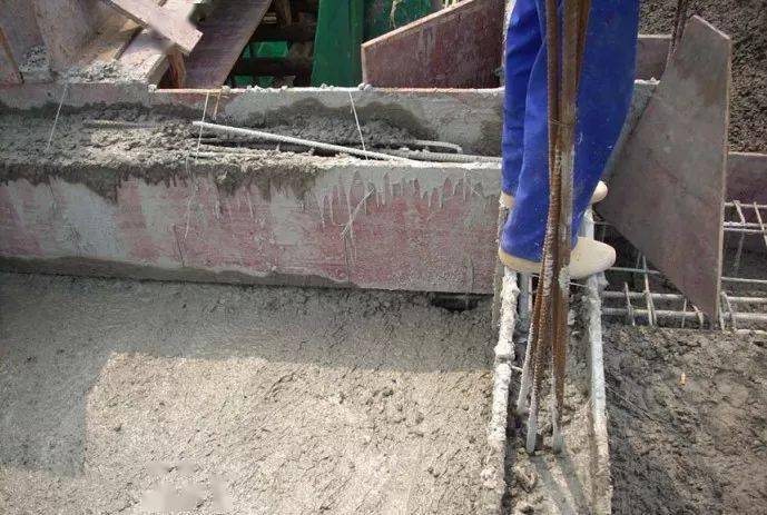 凹凸不平③ 施工缝处砼强度不够,钢筋被挠动松脱,或强度不够又在上面