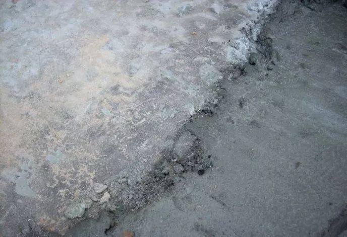 梁留设的水平施工缝表面砼松散未振捣,凹凸不平③ 施工缝处砼强度不