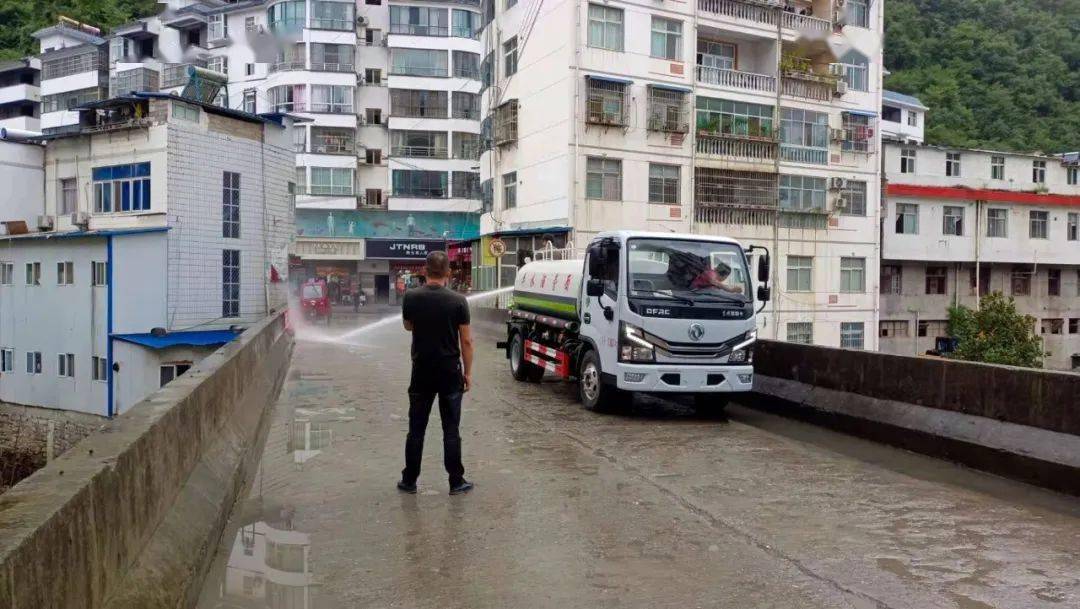 "定时收集 定点投放"解决垃圾处理难_垃圾车