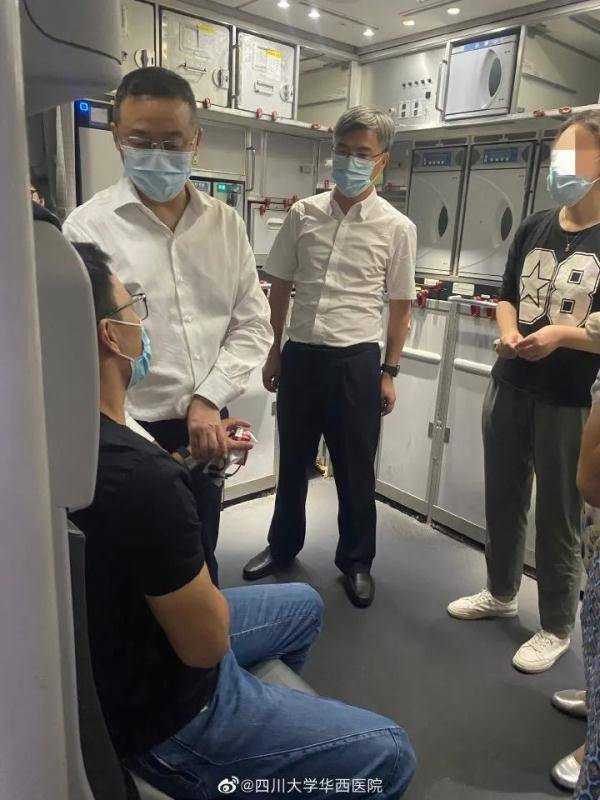 前往|又双叒随手救人了！旅客机上突发疾病遇华西专家天团