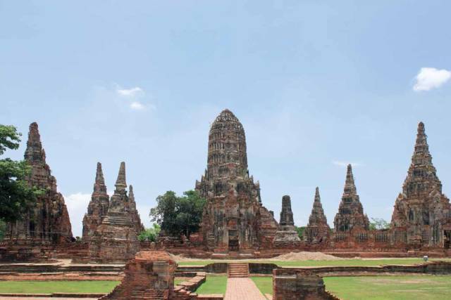 是真腊时期留下的建筑,柬埔寨语称之为"巴刹",原是婆罗门教的庙宇,后