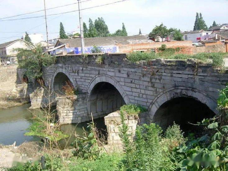 捧檄桥位于庐江县城东门,长百余米,为五孔青石桥,横跨文昌河.