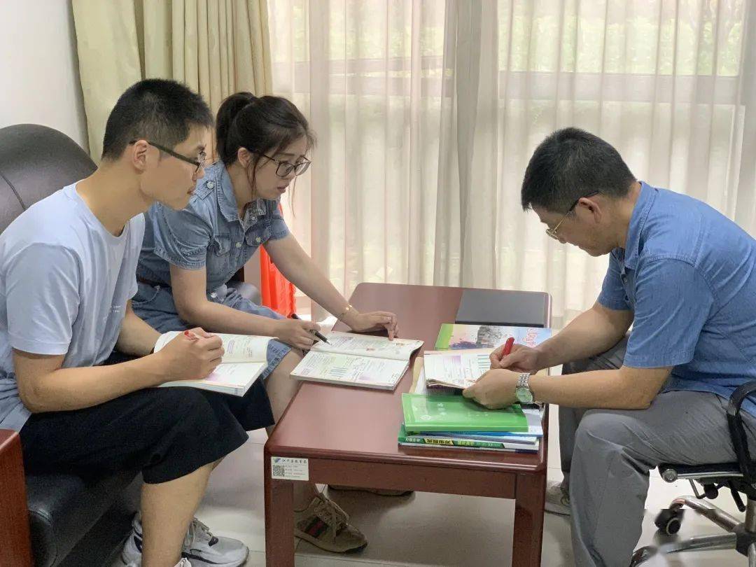 科学老师图片 da44a2f247f446f394b60c9cce4288df.jpeg