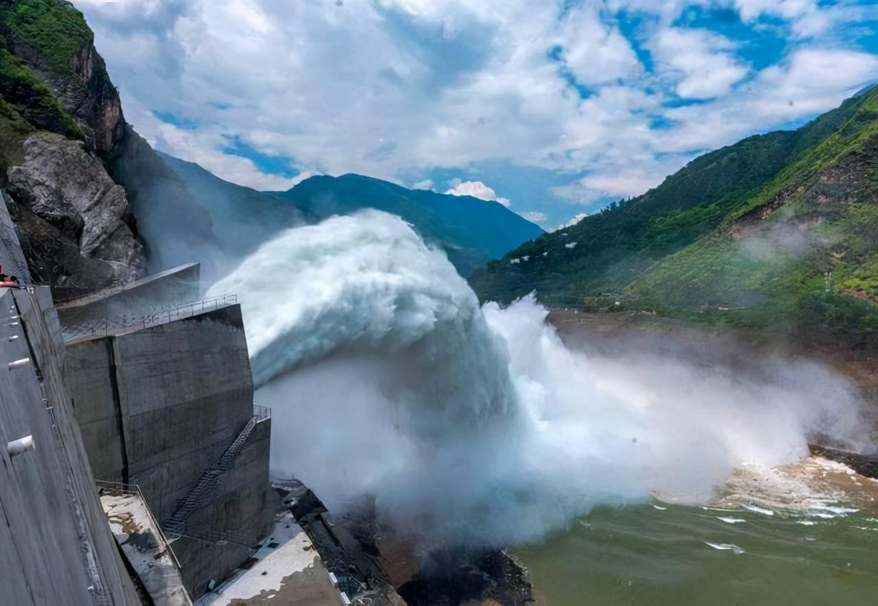 白鹤滩水电站泄洪有多猛泄洪洞世界最大一秒能灌满5个游泳池