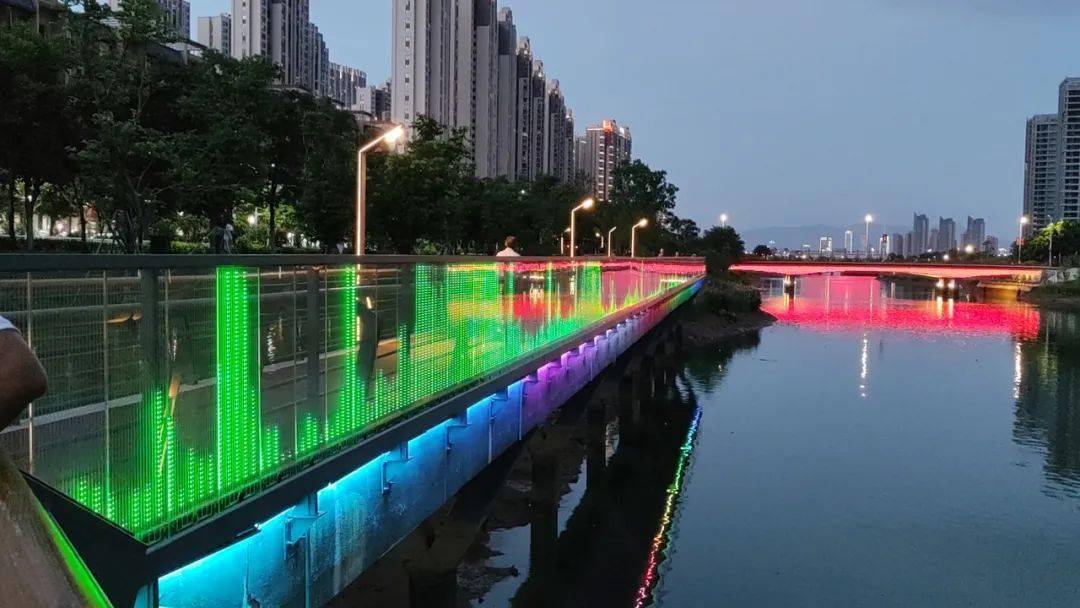 科技感十足高新区这家企业让普通玻璃变身透明显示屏