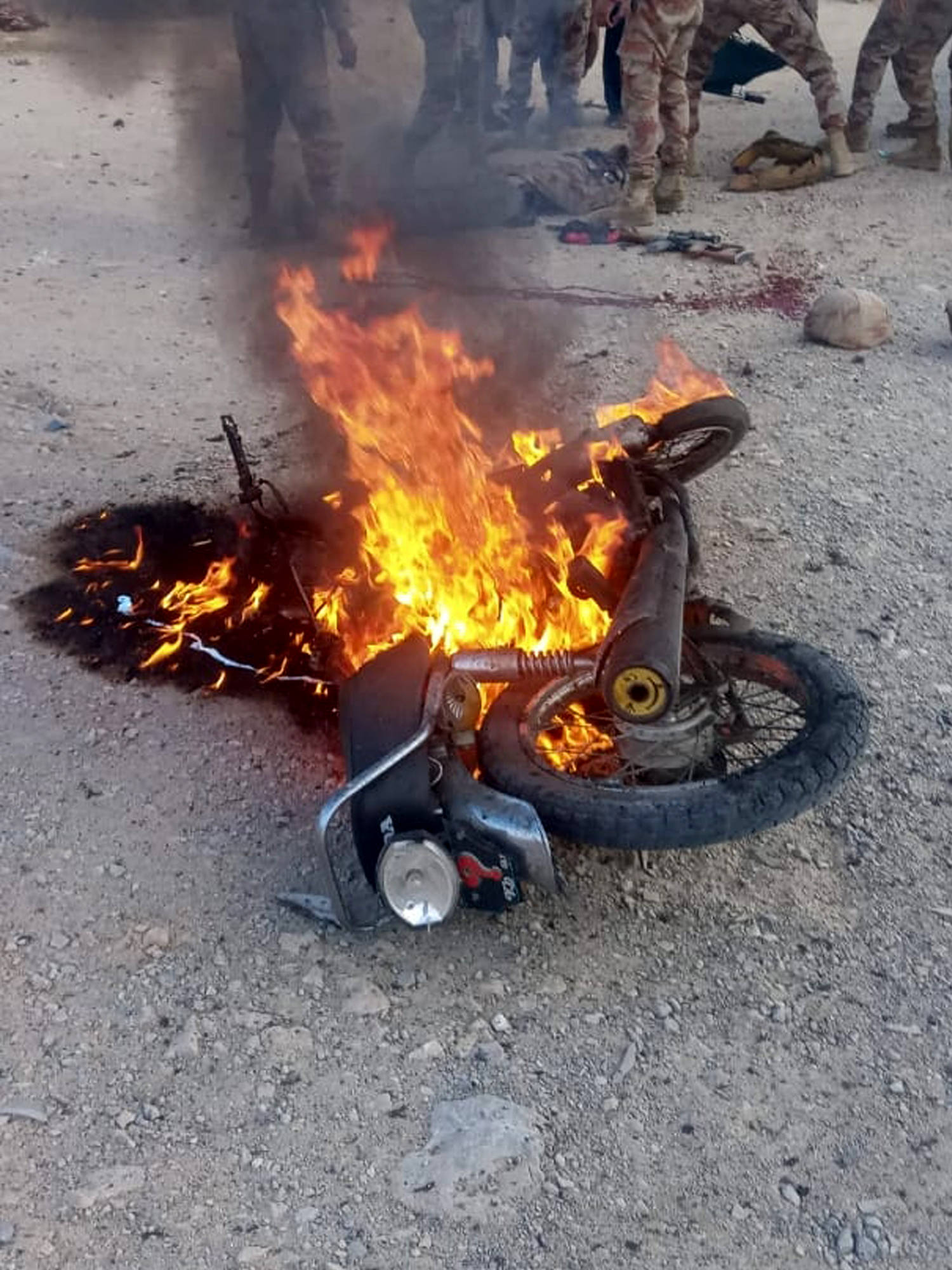 这是9月5日在巴基斯坦奎达自杀式爆炸袭击现场拍摄的起火的摩托车.