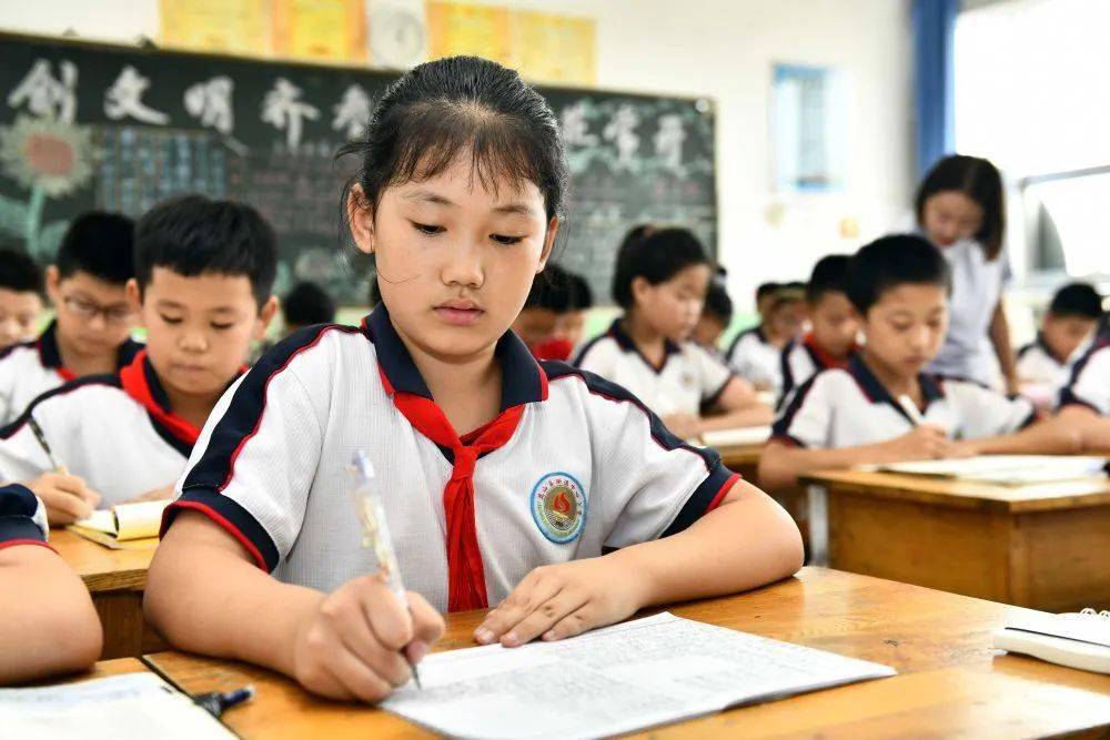 9月3日,在日照市岚山区岚山头小学,学生们在老师的陪伴下写作业