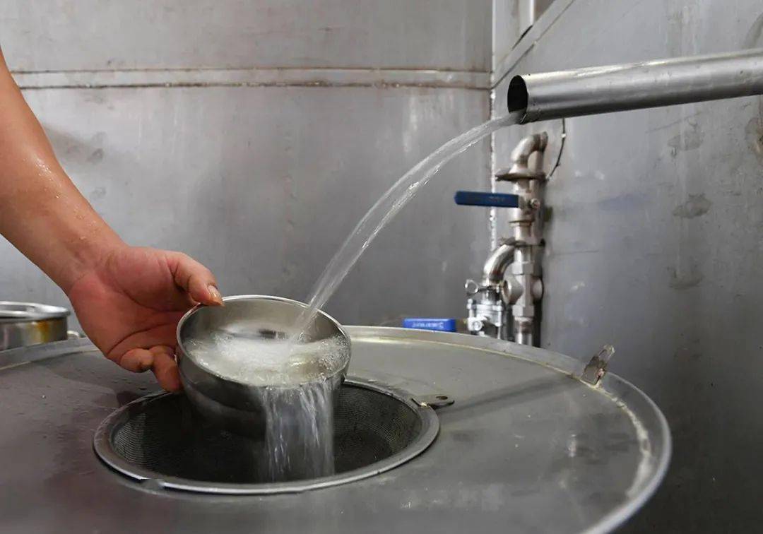 高温摘酒据茅台勾兑师介绍,茅台酒勾兑最为重要的就是讲究平衡.