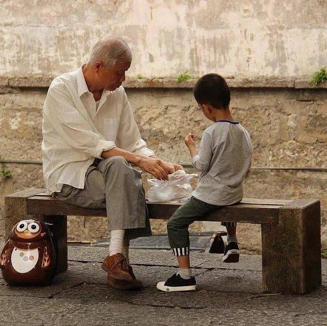 孙辈到了啥年龄，爷爷奶奶该撤退？答案令人意想不到…_孩子