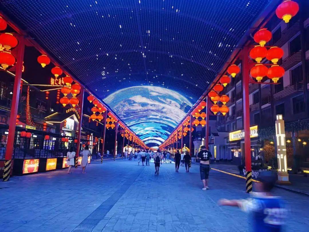 进入夏季以来,在铜仁金街,周家夜市等地,美食商家鳞次栉比,市民们的