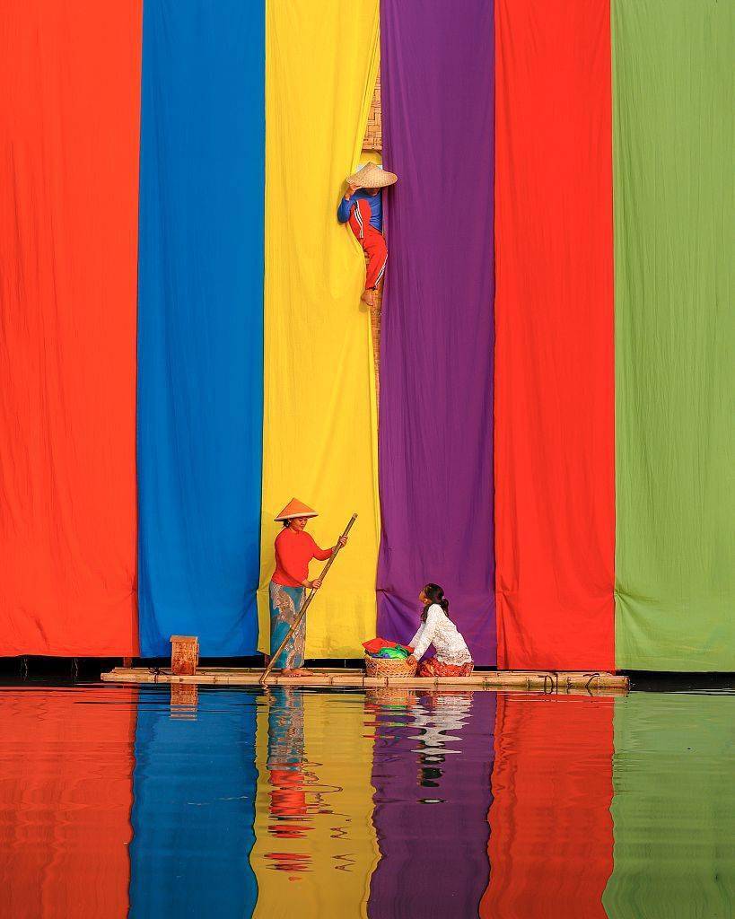 视觉|印尼工人晾晒多彩布匹 “无心插柳”打造绚丽彩虹视觉