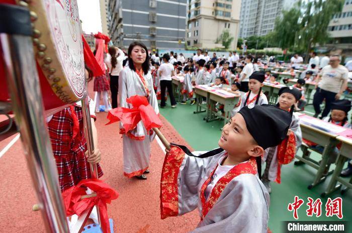 先贤|兰州小学生“开笔”启蒙：端正衣冠 击鼓鸣志