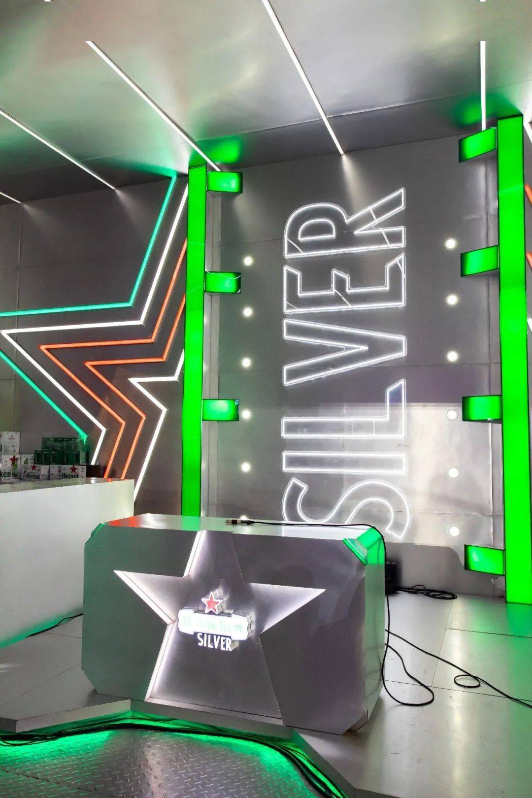 喜力品牌空间 ·位于"湾区之光"超级摩天轮下的户外酒吧,也是全场扎啤