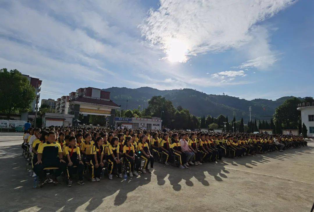 让同学们认识到违反交通法规 我会加强法律意识" 茅坝中学九年级学生