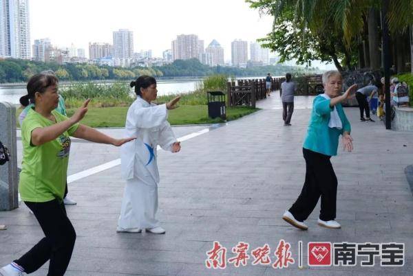 社區|越來越多老年人成“低頭族”，老年人玩起手機有多“瘋狂”？