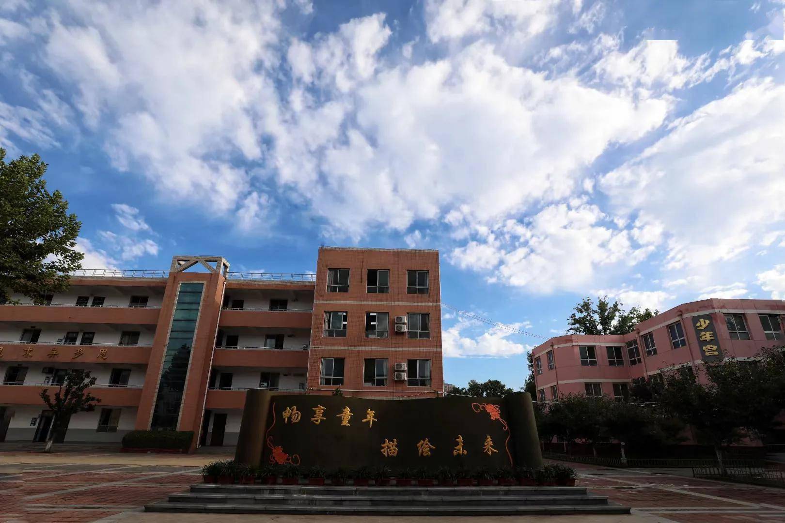 题赠西安惠安小学全体园丁 图文/何震 李景宁