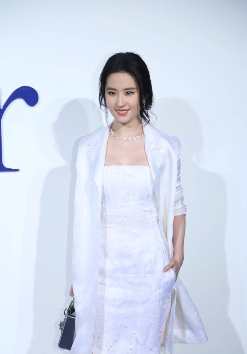 刘亦菲的"仙气"不是吹的,白裙配西装好知性,眼眸里都写着温柔