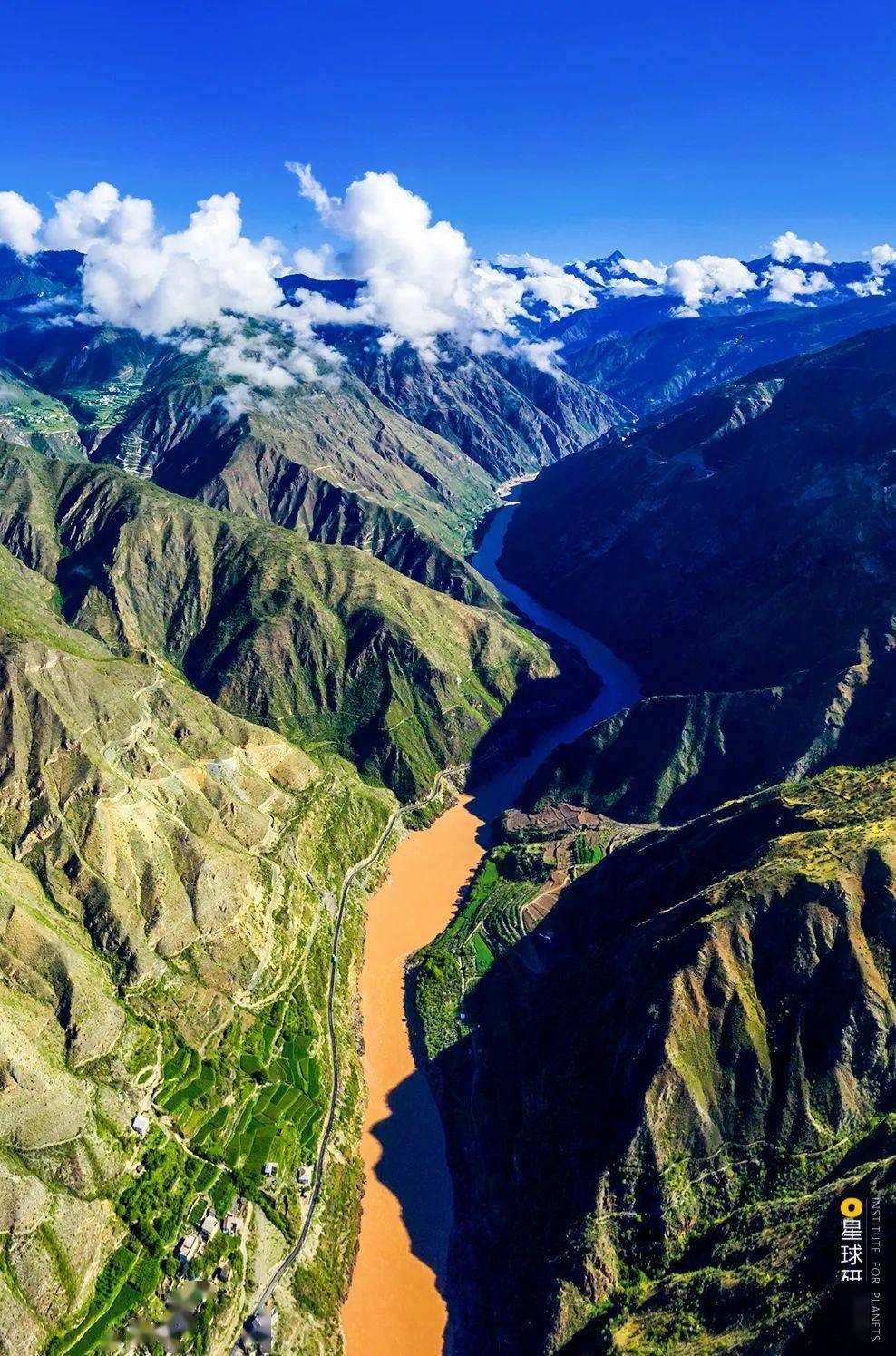 让西南地区断裂丛生活跃的地质构造运动▼(四姑娘山的婆缪峰和长坪沟