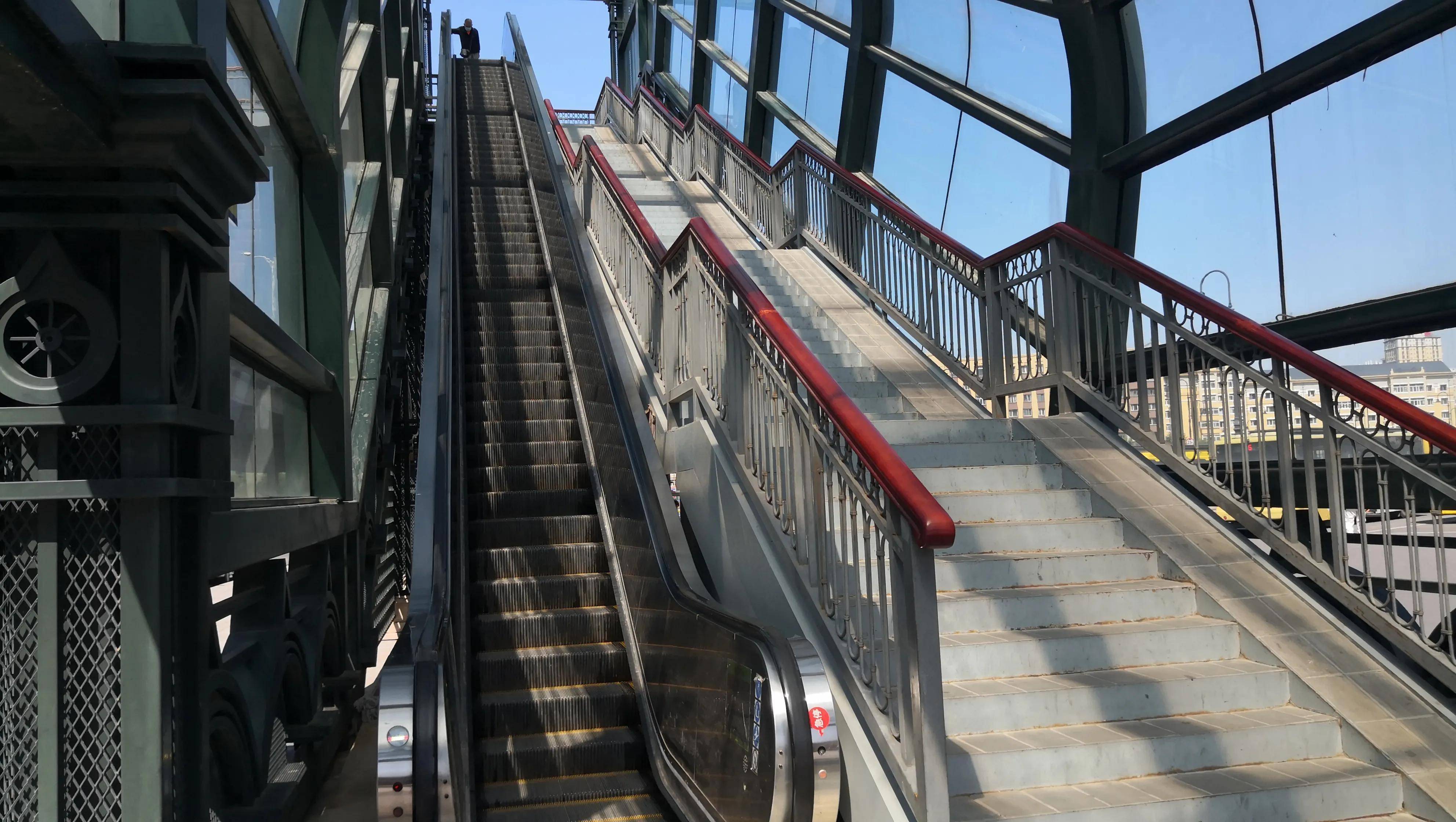 海城桥上的电滚梯不管有人没人都不停转,1天得浪费多少电呀