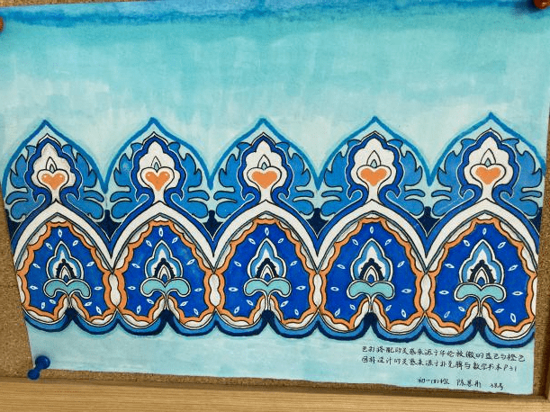 对称图形创意展"的粉色书法纸点缀,同学们在课间三两聚集,对着画作赞