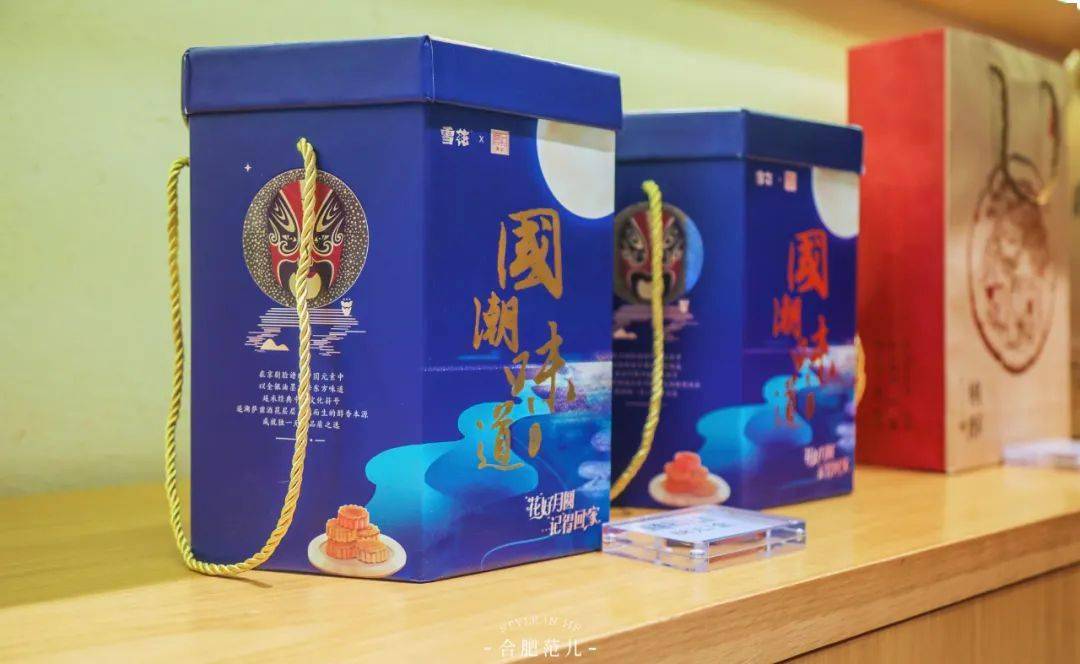 深蓝的底色,明月,云彩,国潮感与节日氛围拉满的设计,让人分外喜欢.