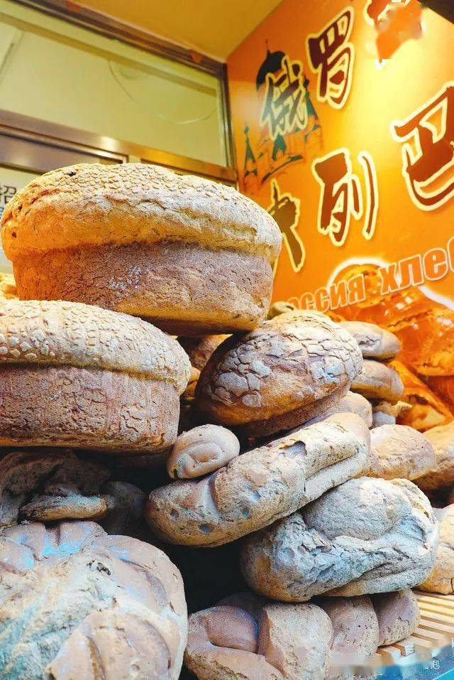 别忘了来哈尔滨见识一下俄罗斯锅盖大的面包--大列巴,尺寸感人,外壳