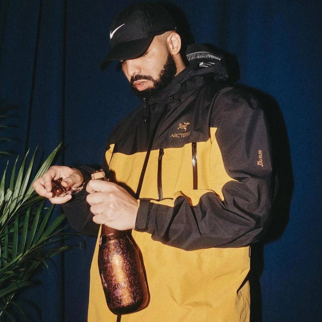 junya速给侃爷结广告费!但几年前"张志明"就把junya穿火了_kanye