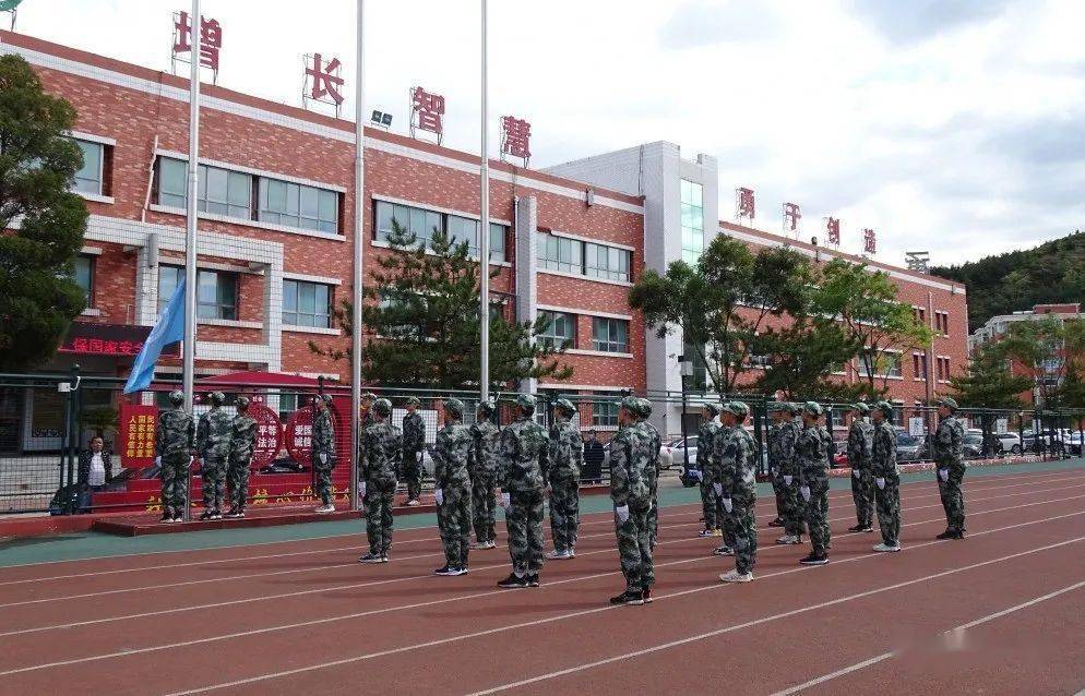 古交一中举行2021级新生军训汇报演出暨闭营仪式