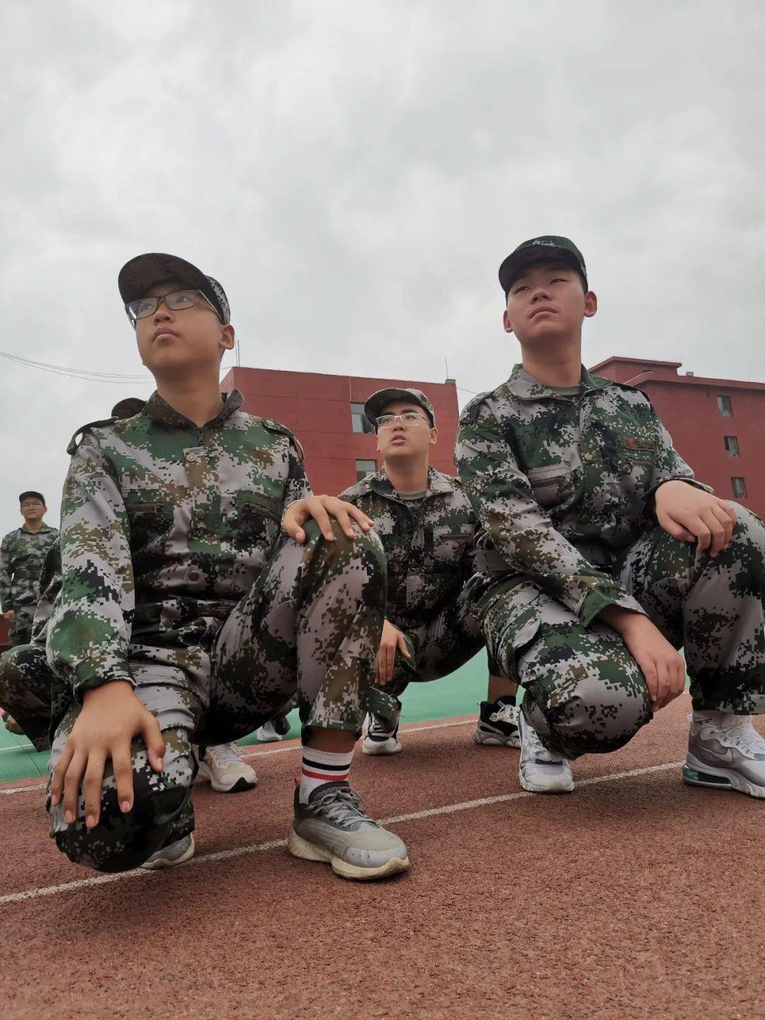 &life何为军训右摆头横行竖列齐整肃前立定步声撼地目坚毅斜跨立