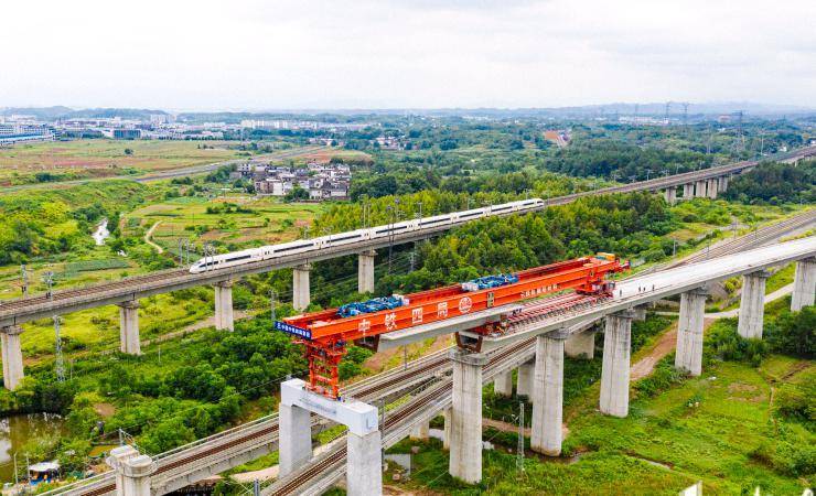 昌景黄铁路全线首个跨铁路营业线箱梁架设完成