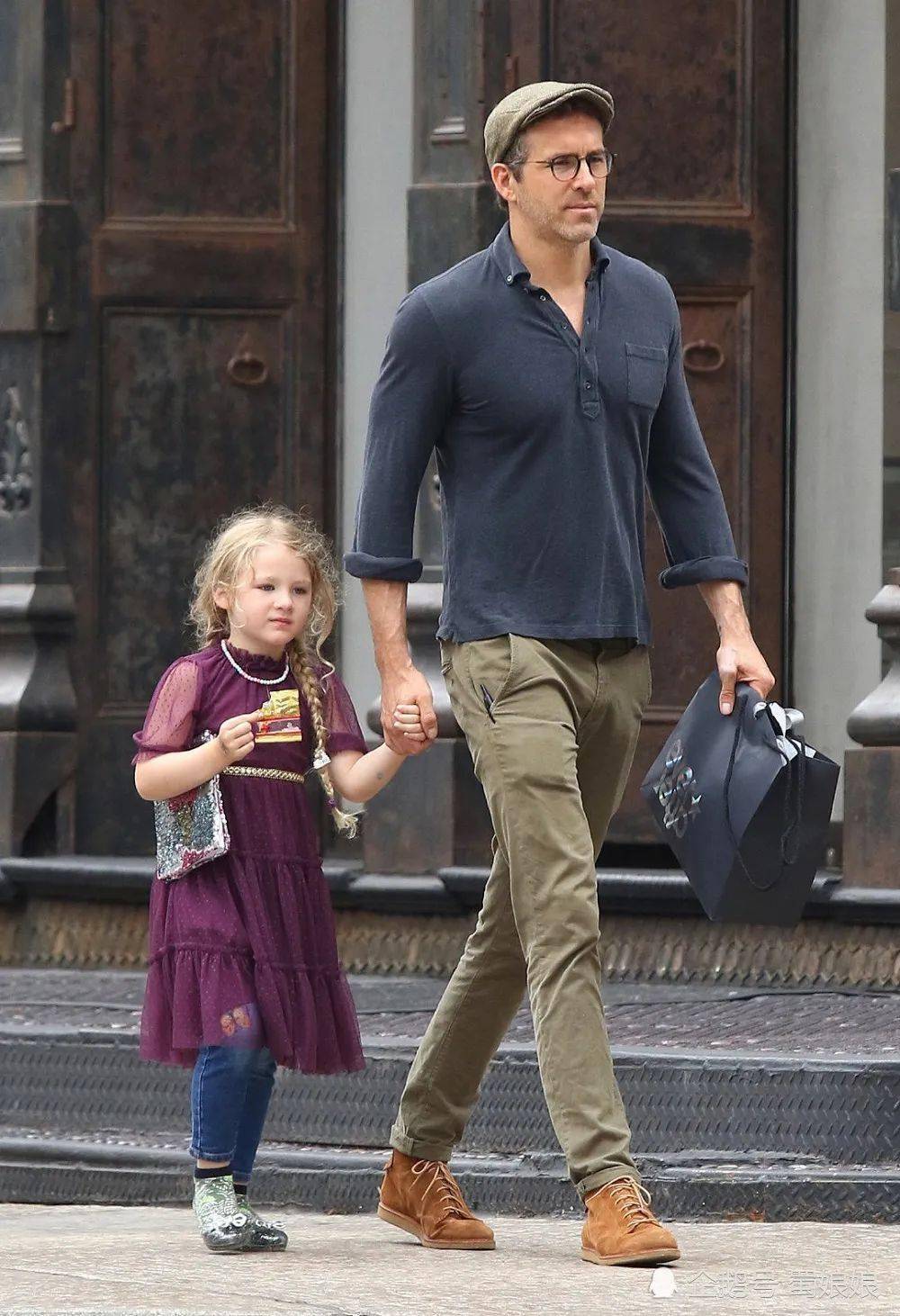 The|这“贱”人,身边美女如云