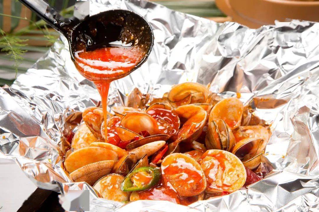 套餐包含:1,烈焰爆炒海鲜拼盘138元2,锡纸蒜泥八爪鱼38元3,竹虫88元4